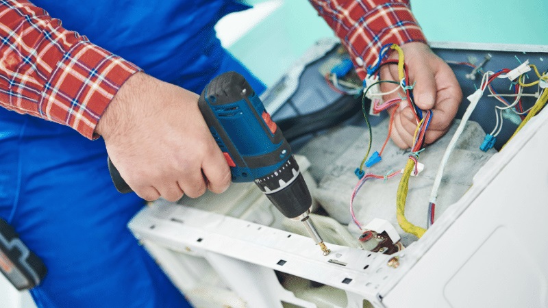 Sarıgöl İndesit İndesit çamaşır makinesi kart tamiri – Su almama arızası orijinal parça ile giderildi. - Teknik servis örneği